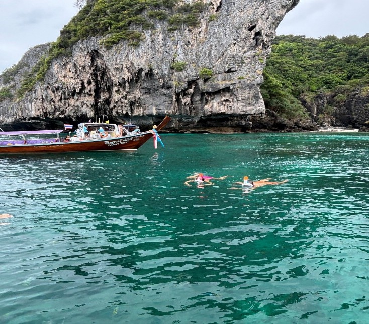 Snorkeling dans les eaux turquoise de la baie de Phang Nga près de Koh Yao Noi