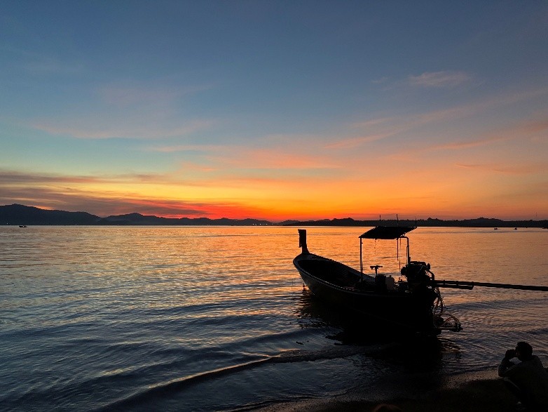 Coucher de soleil depuis un bar de plage à Koh Yao Noi